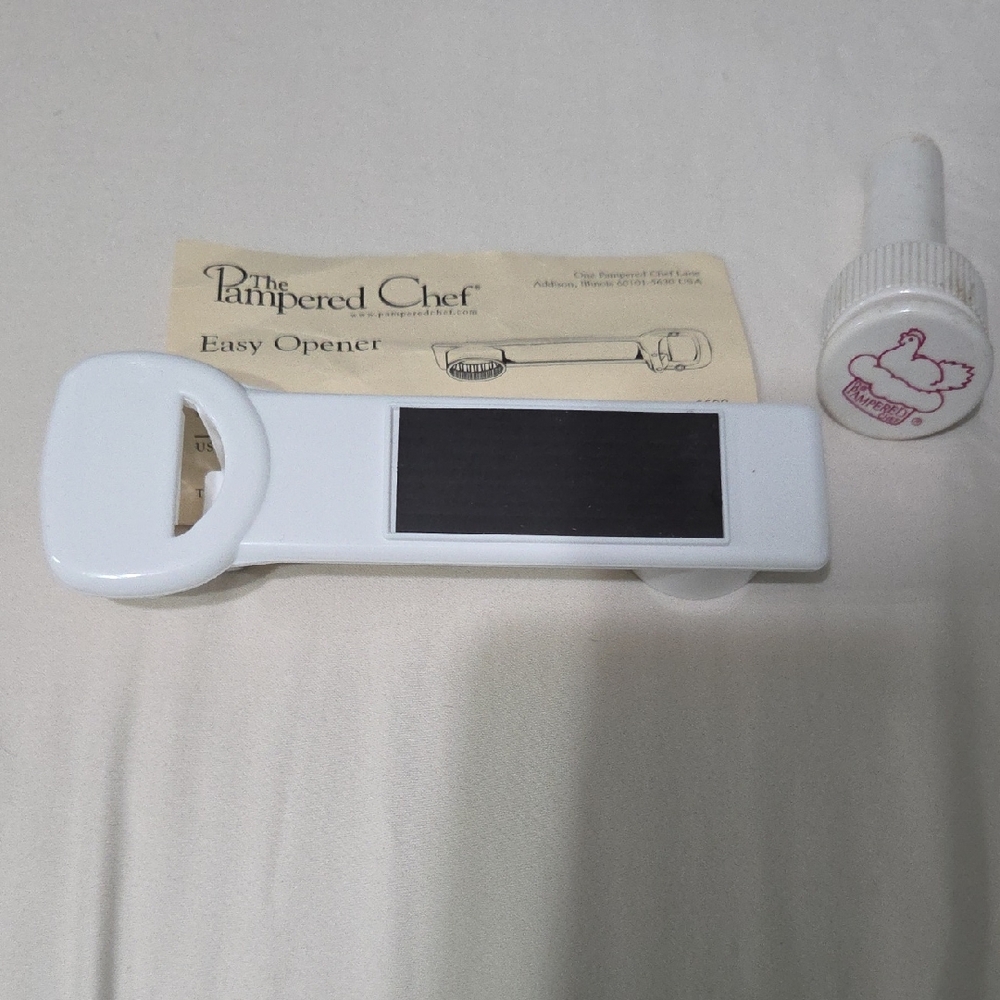 The Pampered Chef White Easy Opener with Cap Tool